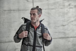 Gareth Bale villantja meg az Adidas új dzsekijét